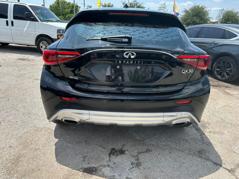 2017 INFINITY QX30