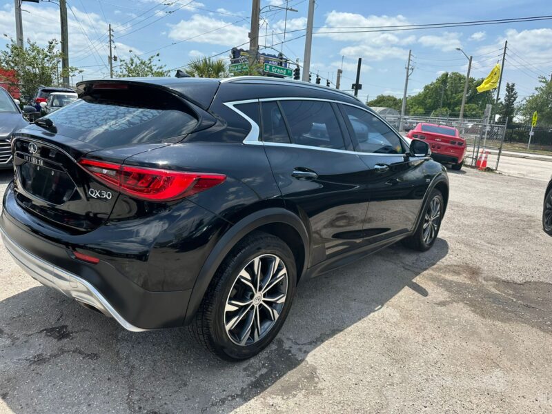 2017 INFINITY QX30